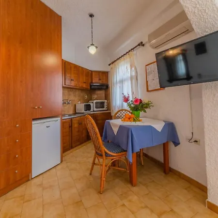 Kastro Aparthotel 3*